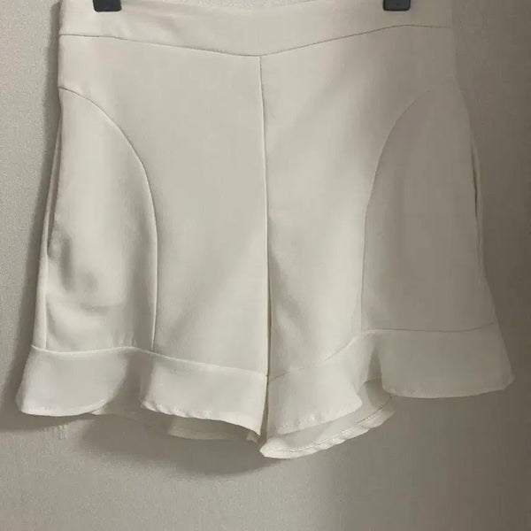 [BUNJANG] Cashmere High-Waist Ruffled Hem White Shorts (Free Size) / 캐시미어 하이웨스트 밑단 러플 화이트 숏팬츠 / 사이즈 free