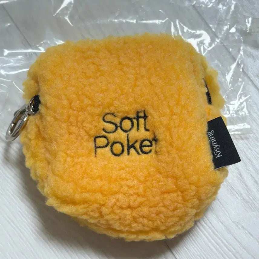[BUNJANG] Kissining Yellow Fuzzy Pouch / 키시닝 옐로우 뽀글이 파우치