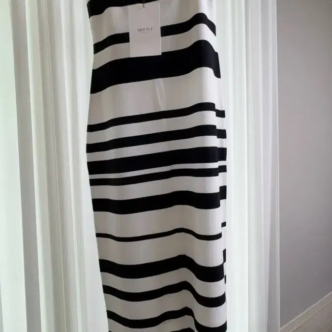 [BUNJANG] Munt Sleeveless Knit Long Dress White Stripe / 문트 슬리브리스 니트 롱 원피스 화이트 스트라이프