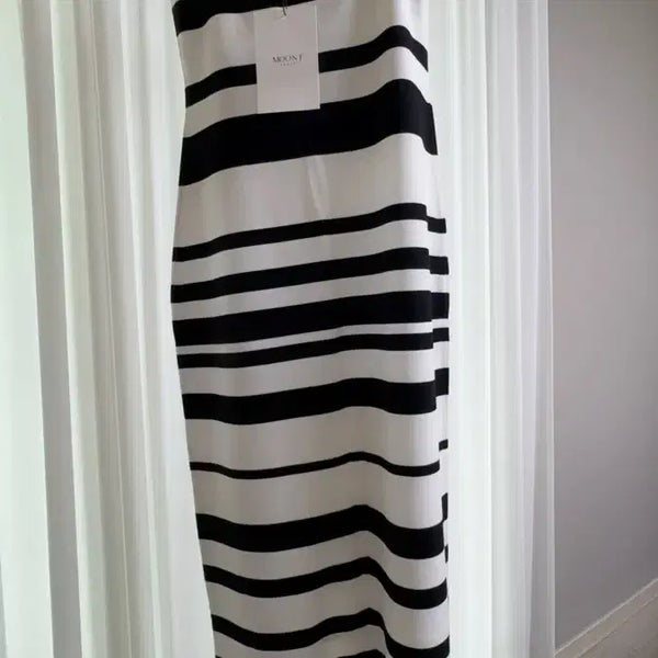 [BUNJANG] Munt Sleeveless Knit Long Dress White Stripe / 문트 슬리브리스 니트 롱 원피스 화이트 스트라이프