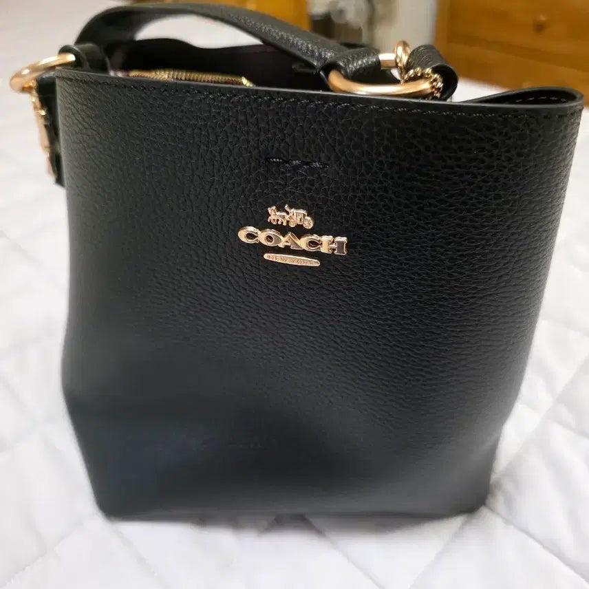 [BUNJANG] Coach Small Town Bucket Bag Black Leather Gold Logo / 코치스몰타운버킷백1011