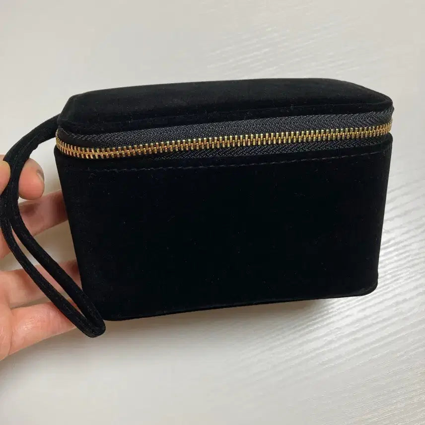 [BUNJANG] Black Velvet Cosmetic Pouch with Gold Accent / 거의 새상품) 화장품 기타소지품 벨벳 파우치