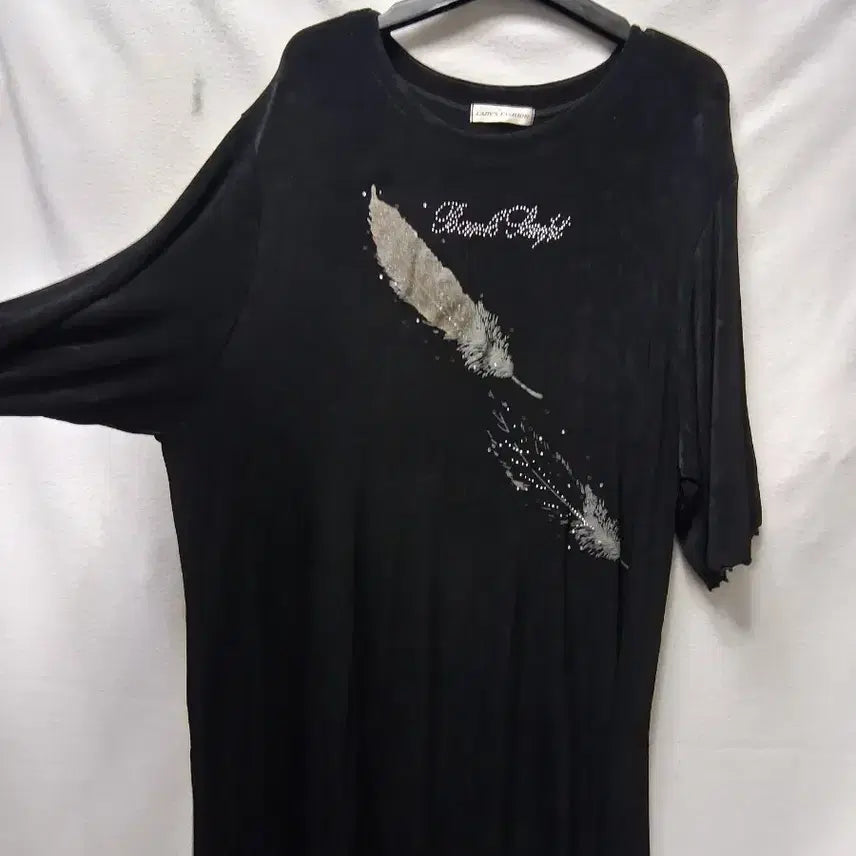 [BUNJANG] Black Feather Print T-Shirt / 블랙 깃털 프린팅 티셔츠100