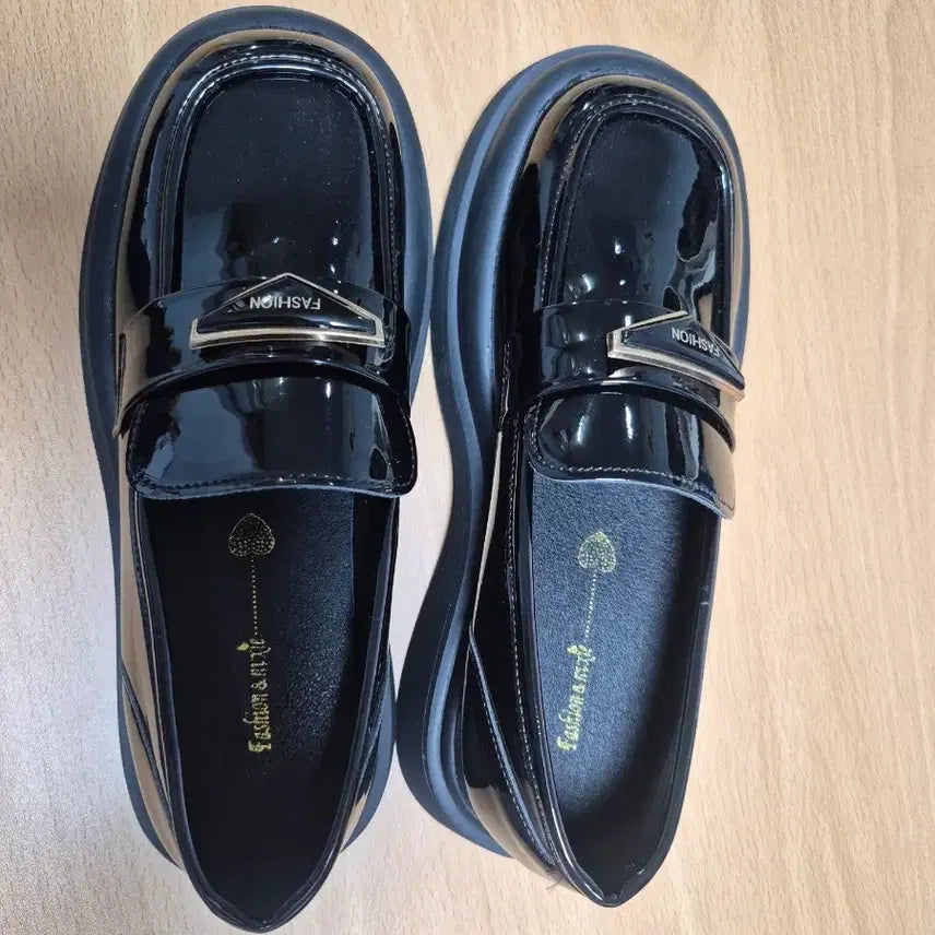 [BUNJANG] Women's Black Patent Leather Platform Loafers / 로퍼 여성 블랙 에나멜 통굽