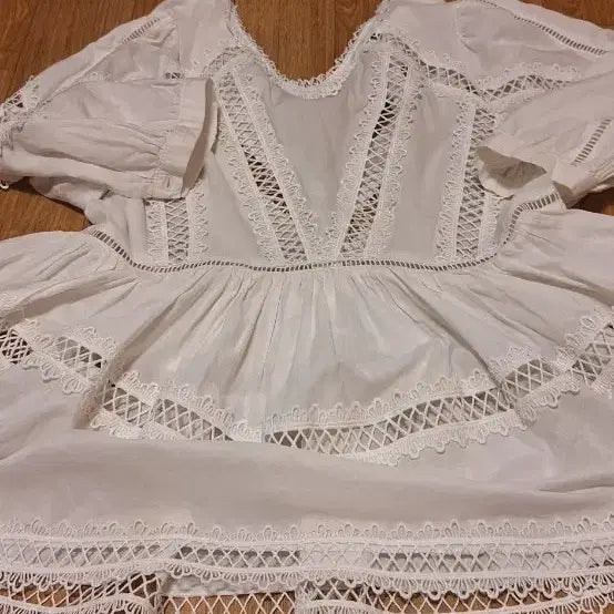 [BUNJANG] Unique Perforated Lace Blouse / 유니크 사방펀칭레이스.풍부한원단.블라우스66이상.새제품