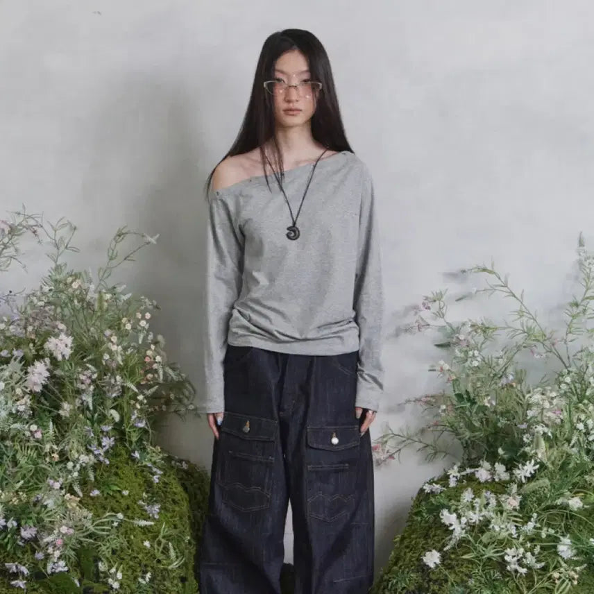 [BUNJANG] Magnesium Carbonate x Songi Songi One Shoulder Eyelet Long Sleeve Top (Gray) / 탄산마그네슘 송이송이X탄산 원숄더 아일렛 롱슬리브 (그레이)