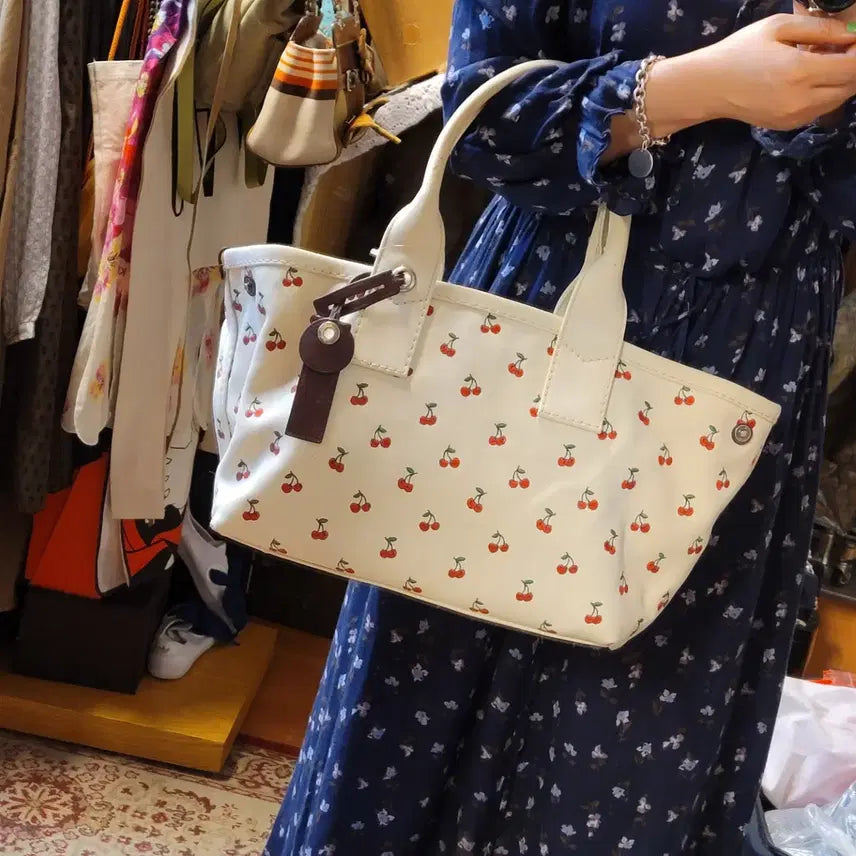 [BUNJANG] Marc Jacobs Cherry Embroidery Canvas Tote Bag / MARC JACOBS 마크제이콥스 체리자수 엠보리더리 카나파 캔버스 토트백 B857