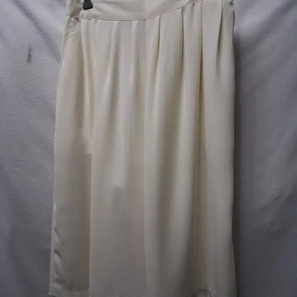 [BUNJANG] Ivory Flare Skirt Shorts Size 28 / 아이보리색 플레어 스커트 반 바지 28