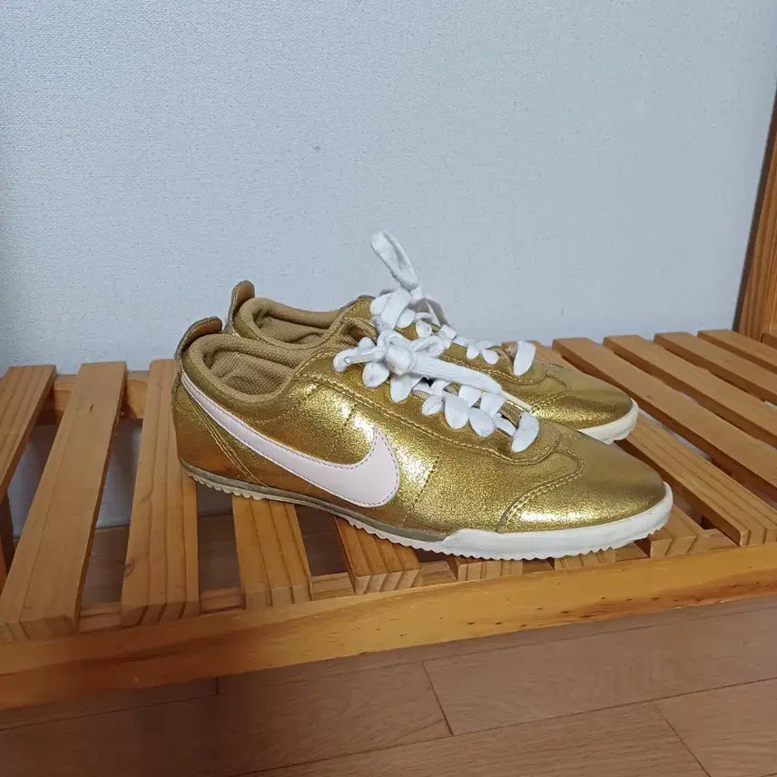 [BUNJANG] Nike Gold Sneakers (Size 225) / 나이키 골드 스니커즈 225(택포)