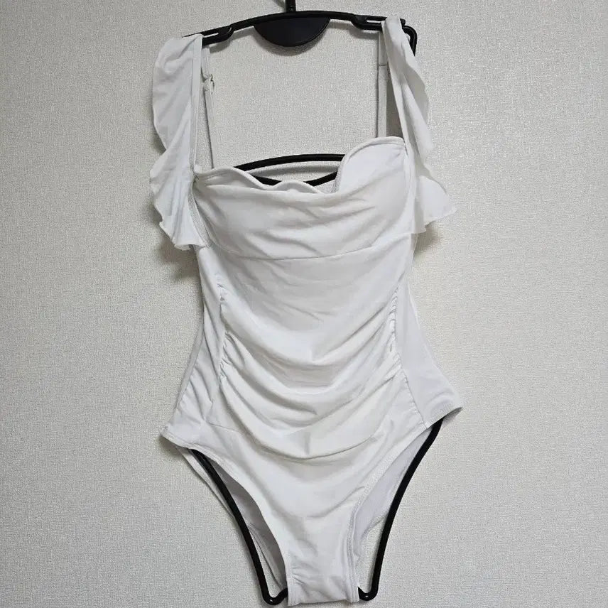 [BUNJANG] White Ruffle Off-Shoulder Monokini Swimsuit / 화이트 러플 오프숄더 원피스 모노키니 수영복