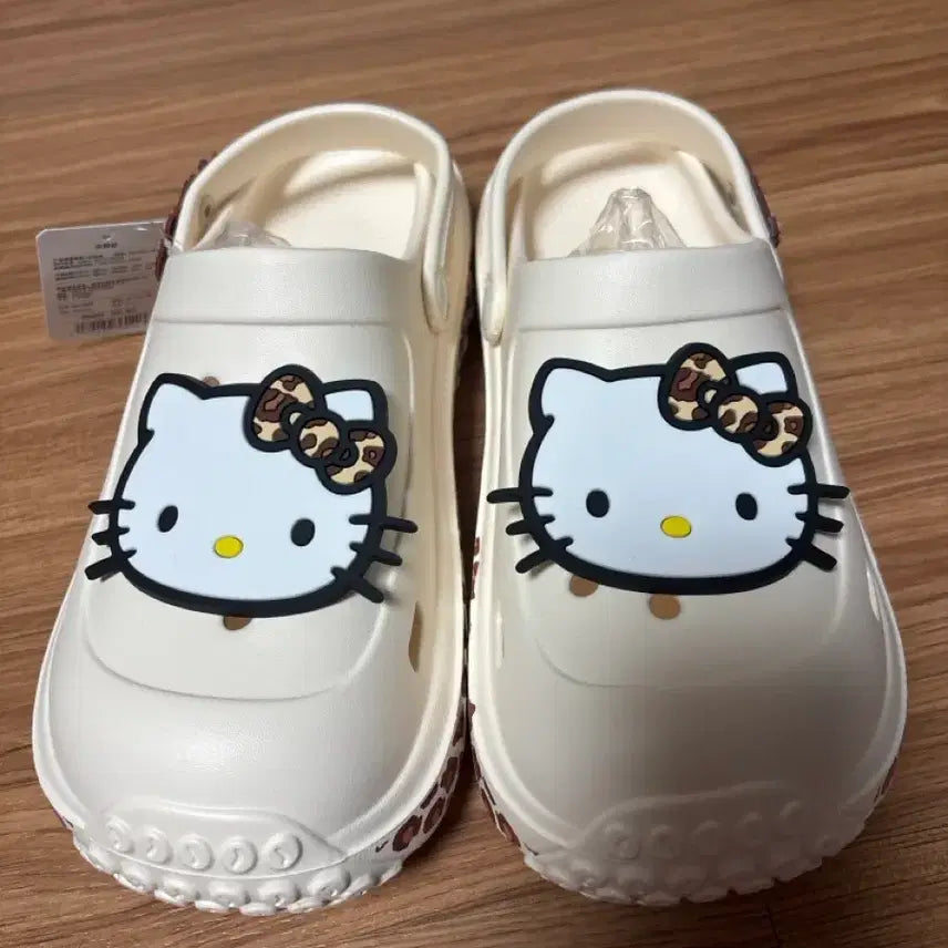 [BUNJANG] Hello Kitty x Crocs Sandals Size 40-41 (250-255) / 헬로키티 크룩스 40-41(250-255)