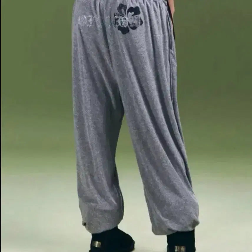 [BUNJANG] Please Follow WENEE Terry Jogger Pants Grey (Worn by Kim Chaewon) / 플리즈노팔로우 위니 테리 조거 팬츠 그레이(김채원 착용)