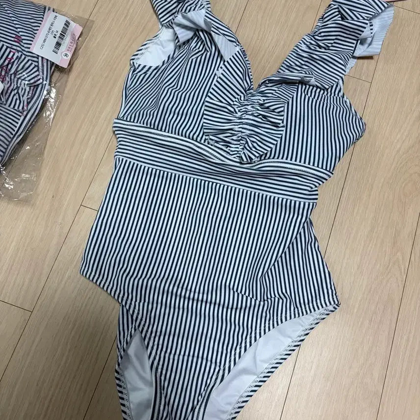 [BUNJANG] Striped One-Piece Swimsuit / 스트라이프 원피스 수영복 M,L