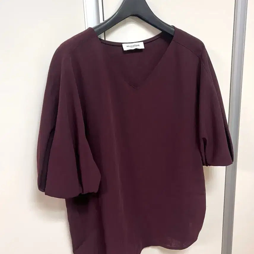 [BUNJANG] MOJO.S.FIN V-Neck Puff Sleeve Blouse Burgundy Wine Summer Office Look / 모조에스핀 퍼프 볼륨 밴딩소매 브이넥 블라우스 벌룬 반팔 버건디 와인 여름 정장 오피스룩 출근룩