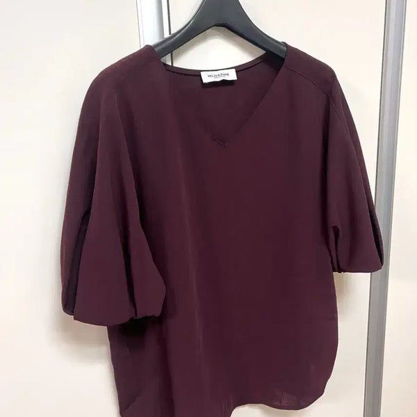 [BUNJANG] MOJO.S.FIN V-Neck Puff Sleeve Blouse Burgundy Wine Summer Office Look / 모조에스핀 퍼프 볼륨 밴딩소매 브이넥 블라우스 벌룬 반팔 버건디 와인 여름 정장 오피스룩 출근룩