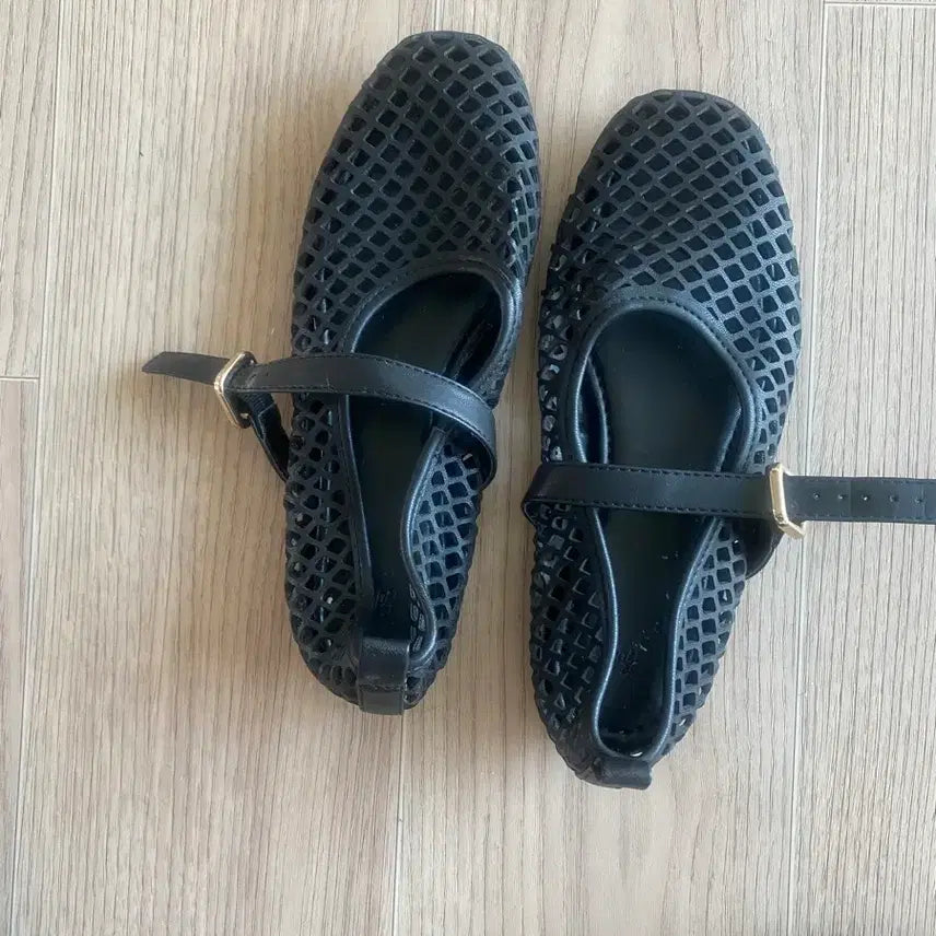 [BUNJANG] H&M Black Perforated Strap Flat Shoes / H블랙 펀칭 스트랩 플랫 슈즈 H&M