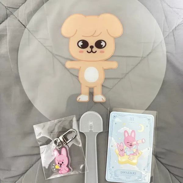 [BUNJANG] Stray Kids Felix Dwaekki Lucky Draw Photocard, Keychain, and Fan Bundle Set / 스테이카페 특전 돼끼 행운 타로 포카 키링 퍼핌 부채