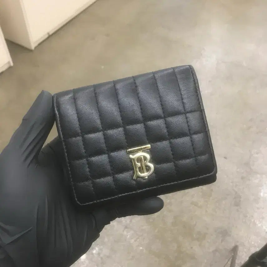 [BUNJANG] Burberry Quilted Leather Small Lola Folding Wallet (Black / Light Gold) / 버버리 퀼티드 레더 스몰 롤라 폴딩 지갑(블랙 / 라이트 골드, 모델 번호: 8062372)