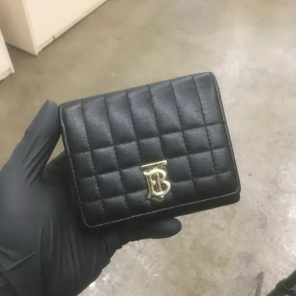 [BUNJANG] Burberry Quilted Leather Small Lola Folding Wallet (Black / Light Gold) / 버버리 퀼티드 레더 스몰 롤라 폴딩 지갑(블랙 / 라이트 골드, 모델 번호: 8062372)
