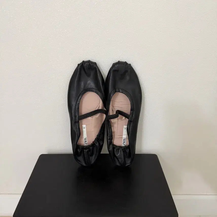 [BUNJANG] ZARA Black Flat Shoes / ZARA 블랙 플랫슈즈(240)