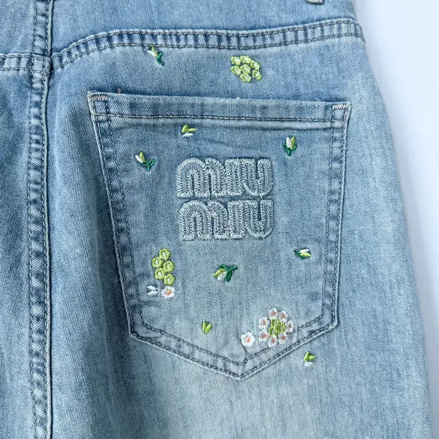 [BUNJANG] Miu Embroidered High-Waist Wide-Leg Jeans (Light Blue) / (새상품) 미우 자수 하이웨스트 와이드 연청 키작녀 청바지