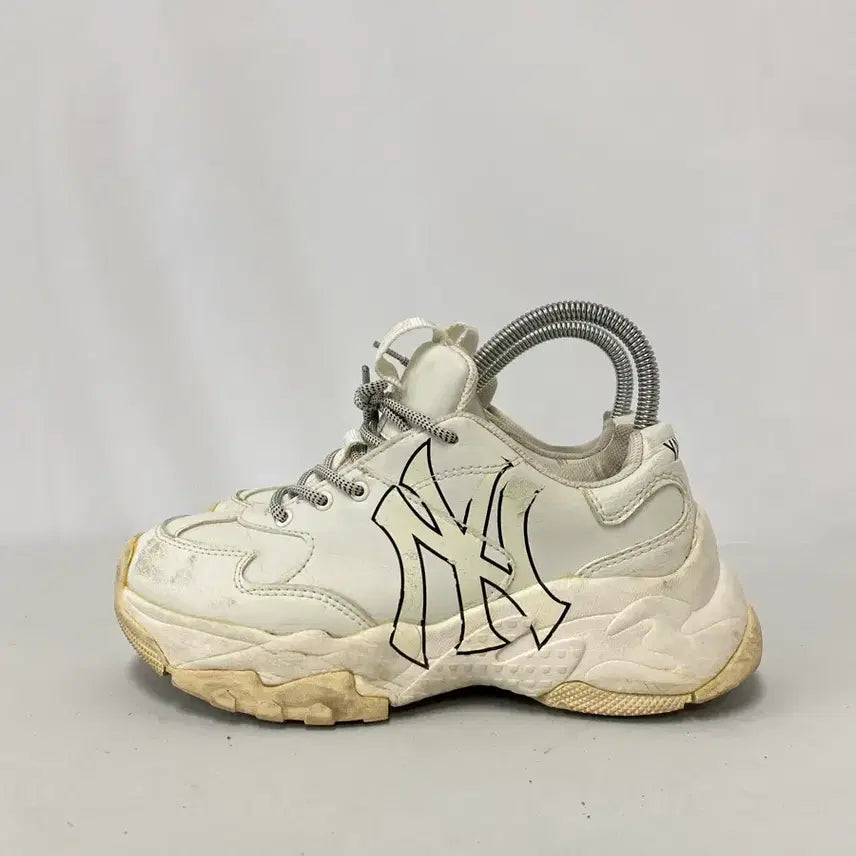 [BUNJANG] MLB Big Ball Chunky A Vintage New York Yankees Sneakers (240mm) / 154. MLB 빅볼 청키 A 빈티지 뉴욕 양키스 운동화[240]