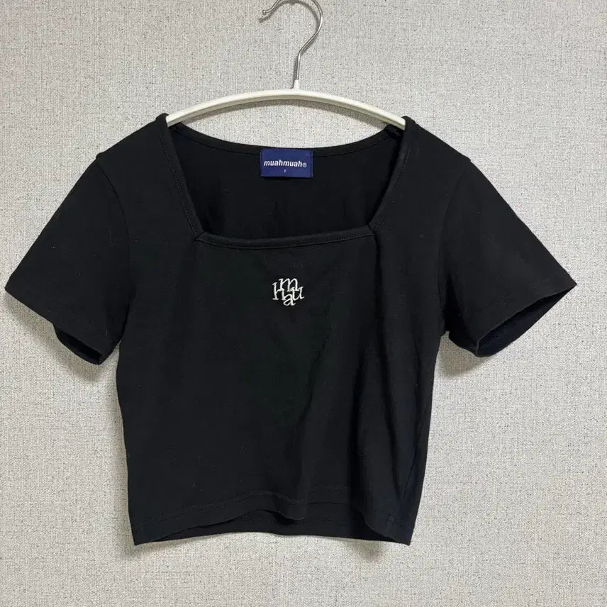 [BUNJANG] MuaMUA Square Neck Short Sleeve Crop T-Shirt / 무아무아 스퀘어넥 반팔 크롭티