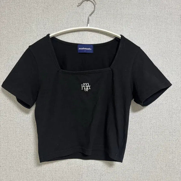 [BUNJANG] MuaMUA Square Neck Short Sleeve Crop T-Shirt / 무아무아 스퀘어넥 반팔 크롭티
