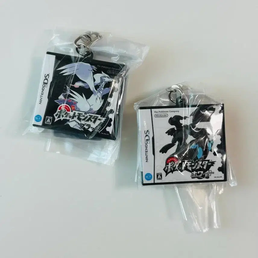 [BUNJANG] Pokemon 30th Anniversary Package Game Cartridge Keychain Gacha Black White / 포켓몬스터 30주년 패키지 게임 카트리지 키링 가챠 블랙 화이트
