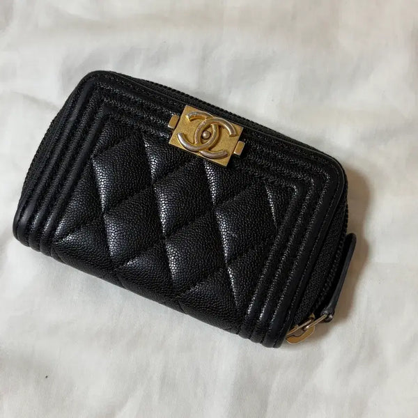 [BUNJANG] Chanel Boy Chanel Gold Zipper Wallet Black / 샤넬 보이샤넬 금장 지퍼 캐리어 블랙