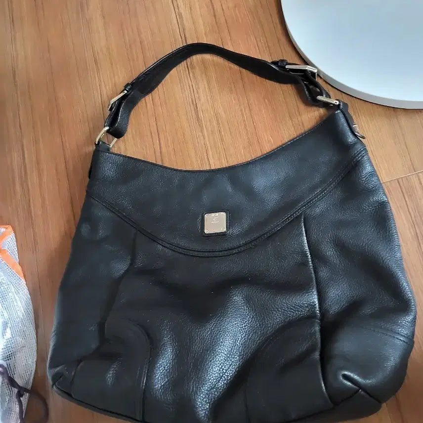 [BUNJANG] MCM Leather Shoulder Bag Black / 엠씨엠 가방 성주택 있어요