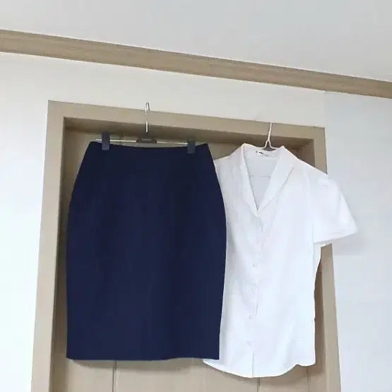 [BUNJANG] Uniform Lab Navy Suit Skirt & Interview Light Blouse Set (Size S) / (S사이즈)네이비 승무원 면접 정장 세트.정장치마 정장 블라우스 실크 승무원 면접 하객 면접에빛 유니폼연구소 결혼식 출근룩 등