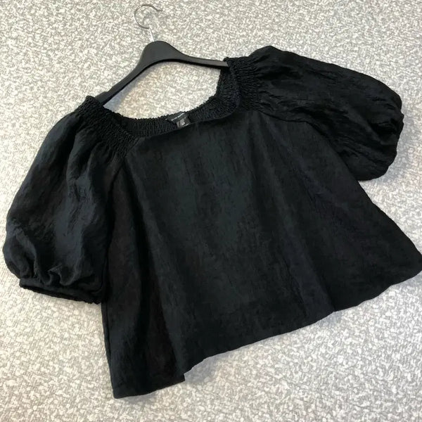 [BUNJANG] Club Monaco 2023 Jacquard Balloon Puff Short Sleeve Blouse Black Square Neck Off Shoulder / 한섬 클럽모나코 23년 자카드 벌룬 퍼프 반팔 블라우스 블랙 검정 스퀘어넥 오프숄더 휴가룩