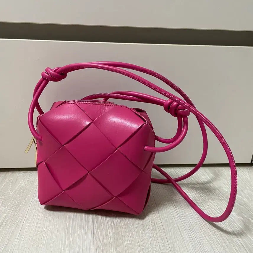 [BUNJANG] Weaving Detail Cassette Bag Hot Pink / 카세트백 핫핑크 새상품