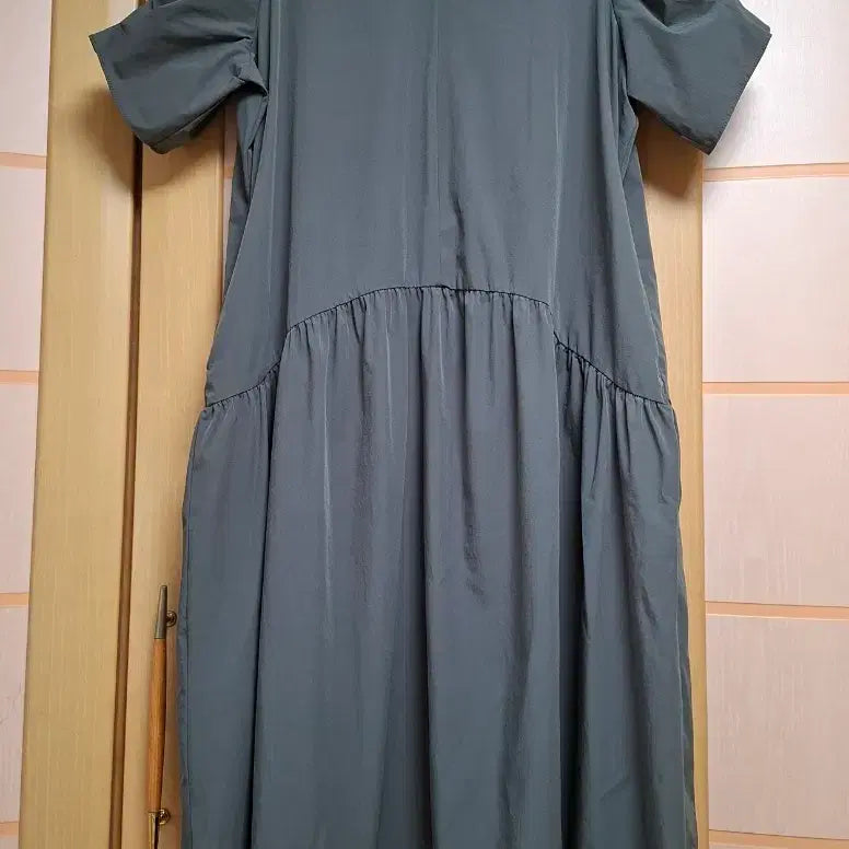 [BUNJANG] V-Neck Puff Sleeve Long Dress (Khaki) / 모던한 브이넥 퍼프소매 바스락 롱 원피스 (66~77) 카키색