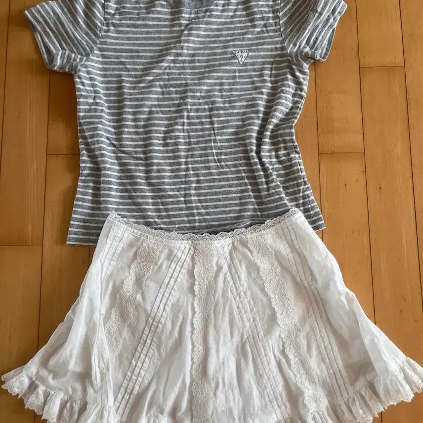 [BUNJANG] Guess Striped Short Sleeve T-Shirt & White Mini Skirt Set / 게스 스트라이프반팔 &화이트미니스커트