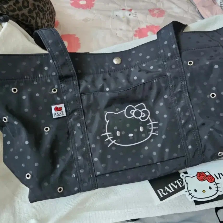 [BUNJANG] RAVE x Hello Kitty Embroidered Collaboration Shoulder Bag / [새상품] 레이브 X 헬로키티 콜라보 숄더백 / 여성가방