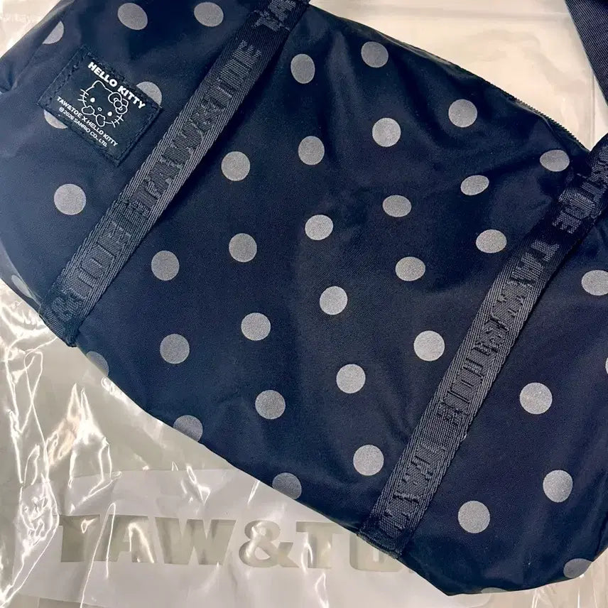 [BUNJANG] Tote & Tote Hello Kitty Duffle Bag / 토앤토 헬로키티 더플백