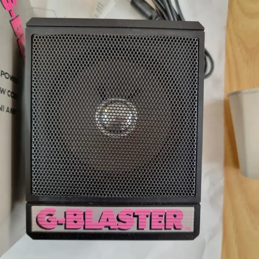 [BUNJANG] G-BLASTER Mini Amplifier for Guitar, Keyboard, Microphone / 휴대하기 좋은 G-BLASTER 미니 앰프예요기타, 키보드, 마이크 등에 사용하기 좋고배터리 또는 어댑터 사용이 가능해요헤드폰 단자가 있어 조용히 연습하기도 좋아요음악 작업