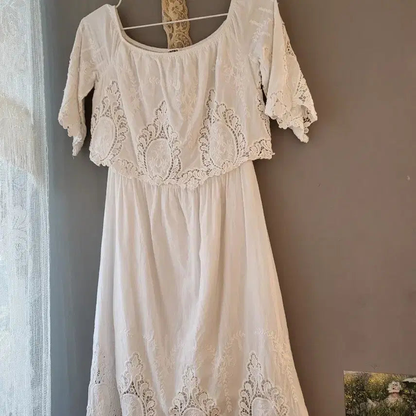 [BUNJANG] Vintage White Embroidered Off-Shoulder Dress / 빈티지 화이트 자수 오프숄더 원피스