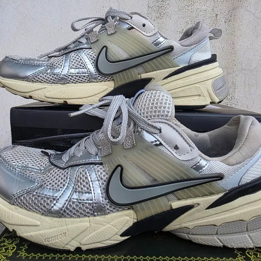[BUNJANG] Nike V2K Run Summit White Metallic Silver / 나이키 V2K 런 써밋 화이트 메탈릭 실버 240