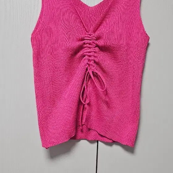 [BUNJANG] Hot Pink Shirring V-Neck Sleeveless Knit Top / 핫핑크 셔링 브이넥 민소매 니트