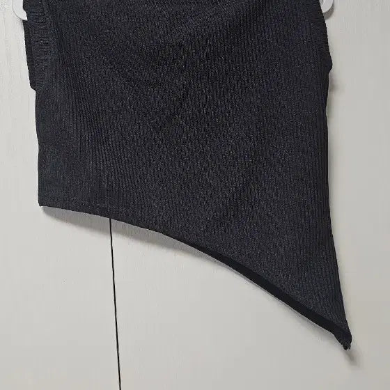 [BUNJANG] Black Turtleneck Sleeveless Cropped Diagonal Knit / 블랙 터틀넥 민소매 크롭 사선 니트