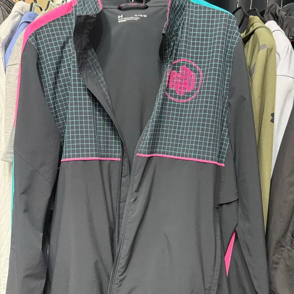 [BUNJANG] Under Armour Windbreaker Jacket Black Pink / 언더아머 바람막이 자켓 블랙 핑크