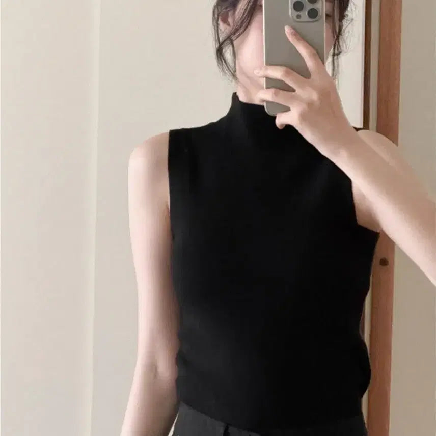 [BUNJANG] UUR Black Mock Neck Sleeveless Top / 유유알 UUR 반목 슬리브리스 블랙