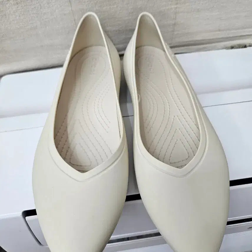 [BUNJANG] Crocs Women's Ivory Flat Shoes (Size 240) / 크록스 플랫슈즈 아이보리 240