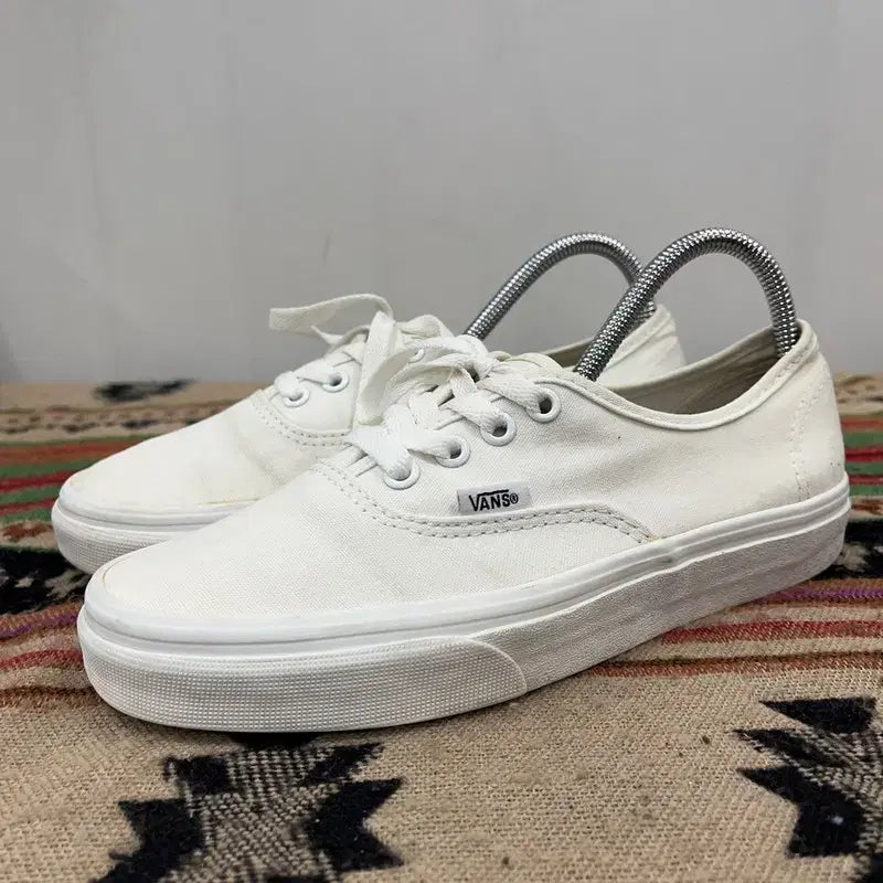 [BUNJANG] Vans Authentic True White Sneakers 235 / 반스 어센틱 트루 화이트 스니커즈 235 X02747
