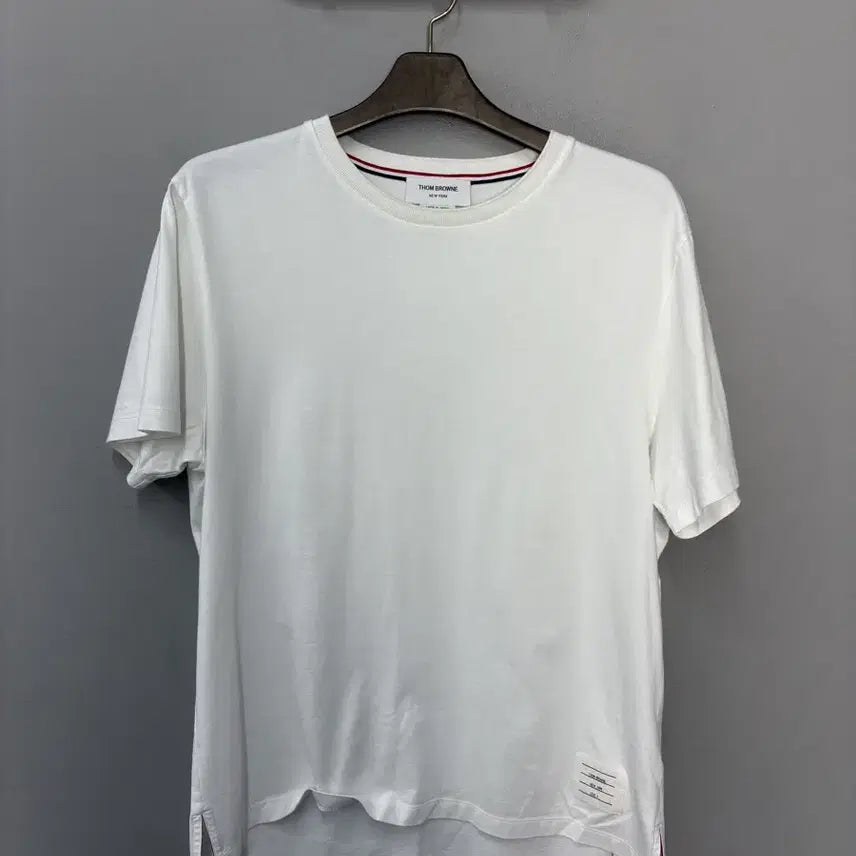 [BUNJANG] Thom Browne White Tricolor Detail T-Shirt / 톰브라운 화이트 삼선 하단 트임 디테일 티셔츠 A3835