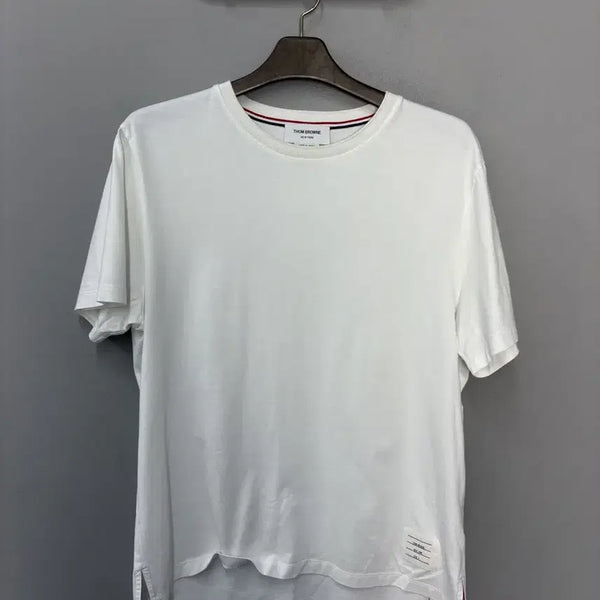 [BUNJANG] Thom Browne White Tricolor Detail T-Shirt / 톰브라운 화이트 삼선 하단 트임 디테일 티셔츠 A3835