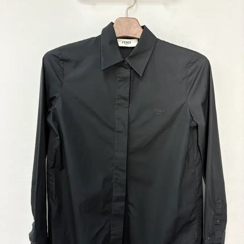 [BUNJANG] Fendi Roma Black Embroidered Logo Hidden Button Shirt / 펜디 로마 블랙자수로고 히든버튼 셔츠 A3836